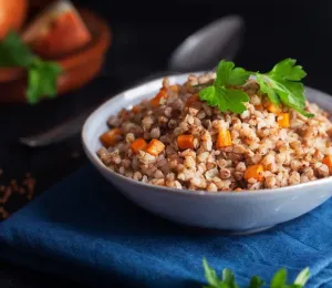 grano-saraceno-con-ceci-edamame-e-carote