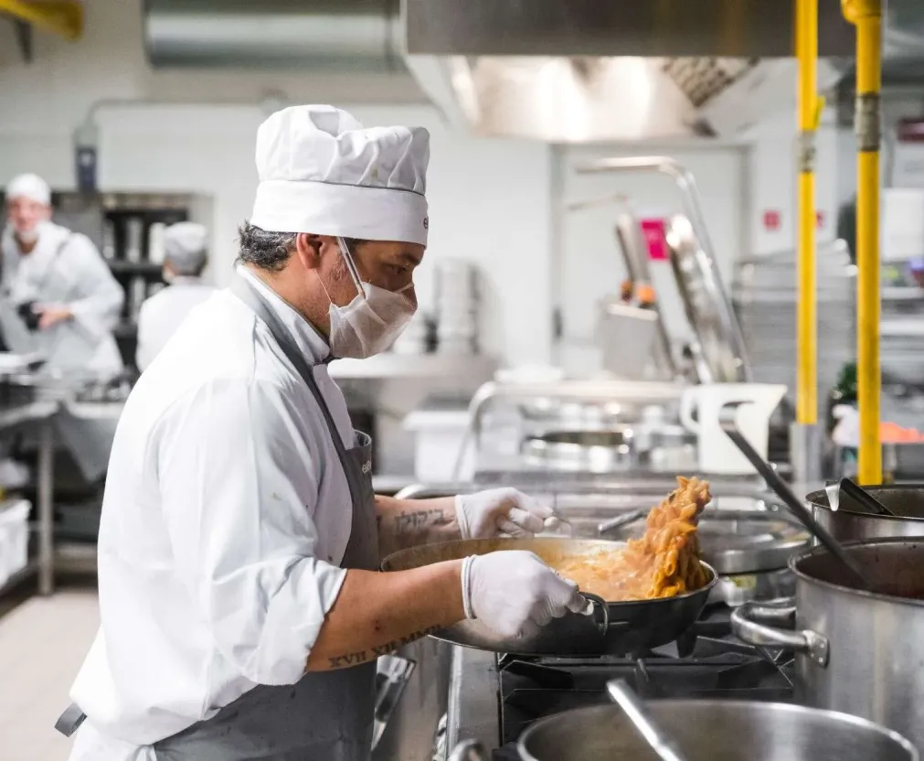 chef che prepara la pasta